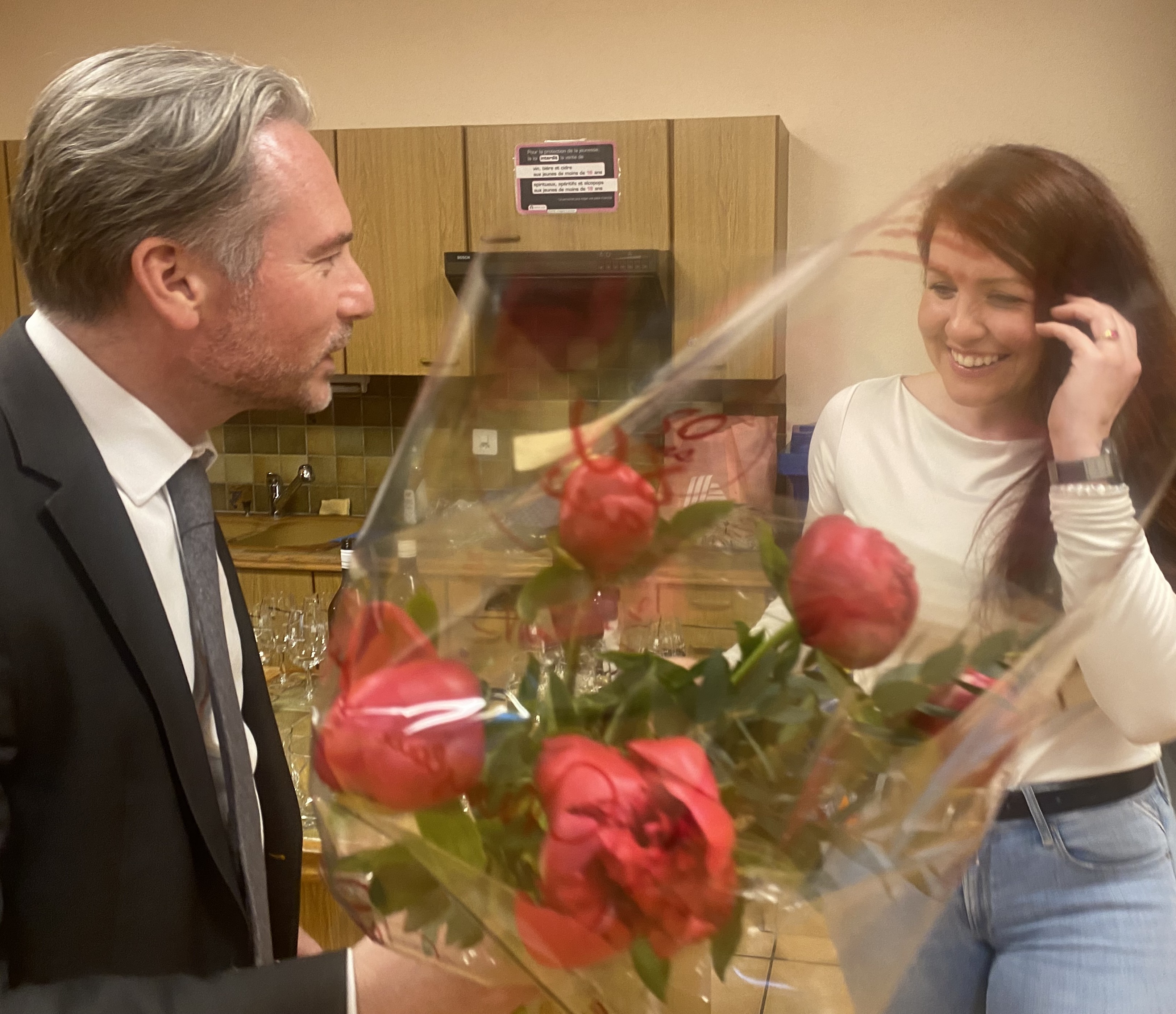 Jean-Marc Chevallaz, président de l'EFV, remet un bouquet à Julia Maheret, Présidente de l'entraide d'Ollon
