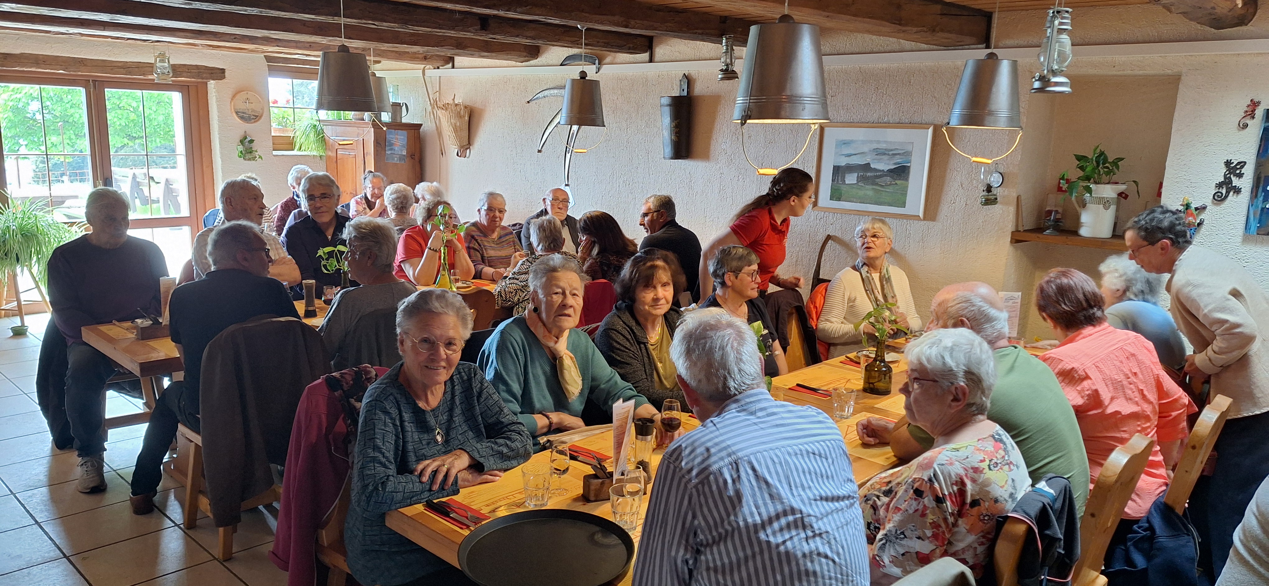 photo du groupe attablé au chalet des Cernys