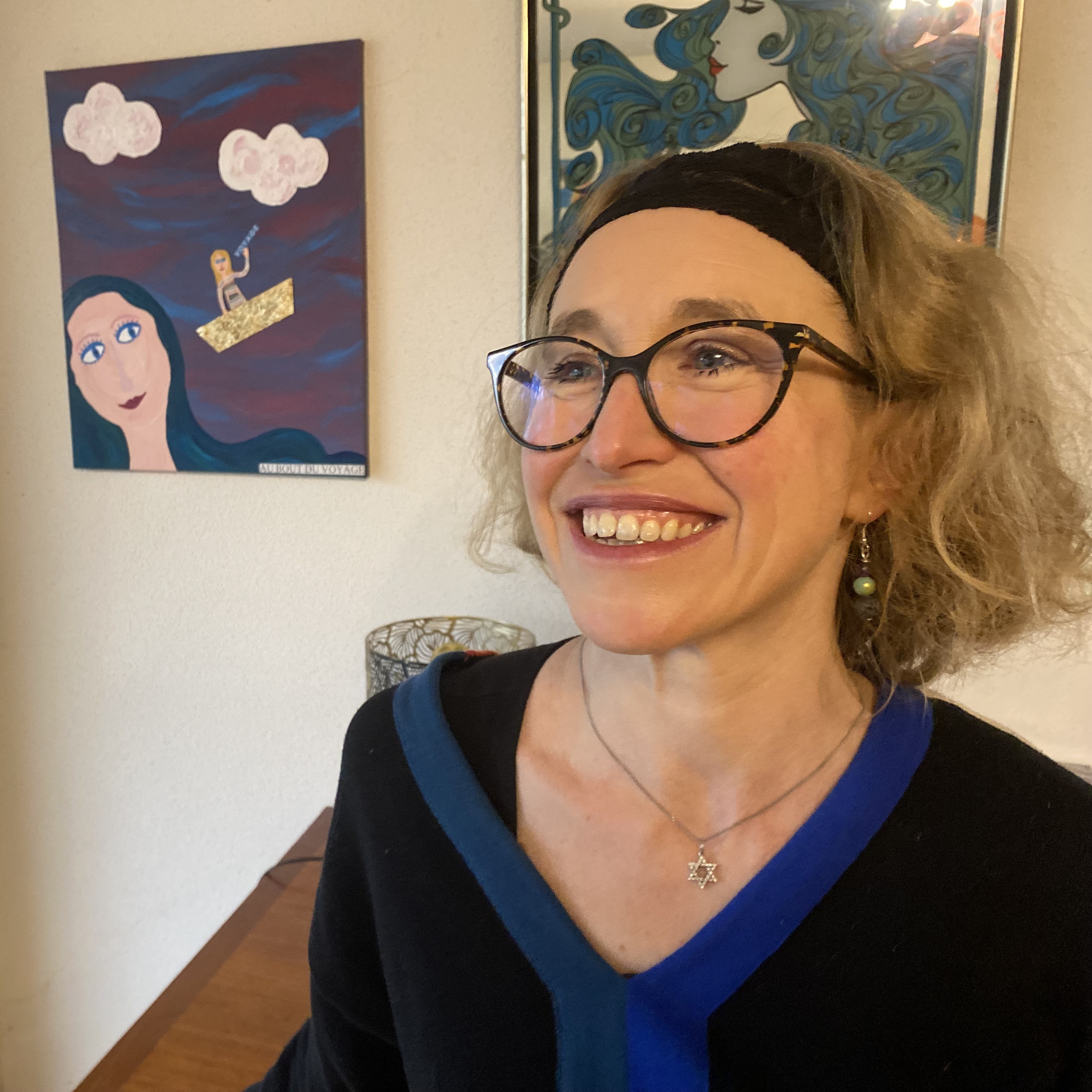 Portrait d'Ania Bloch devant un dessin d'Eva