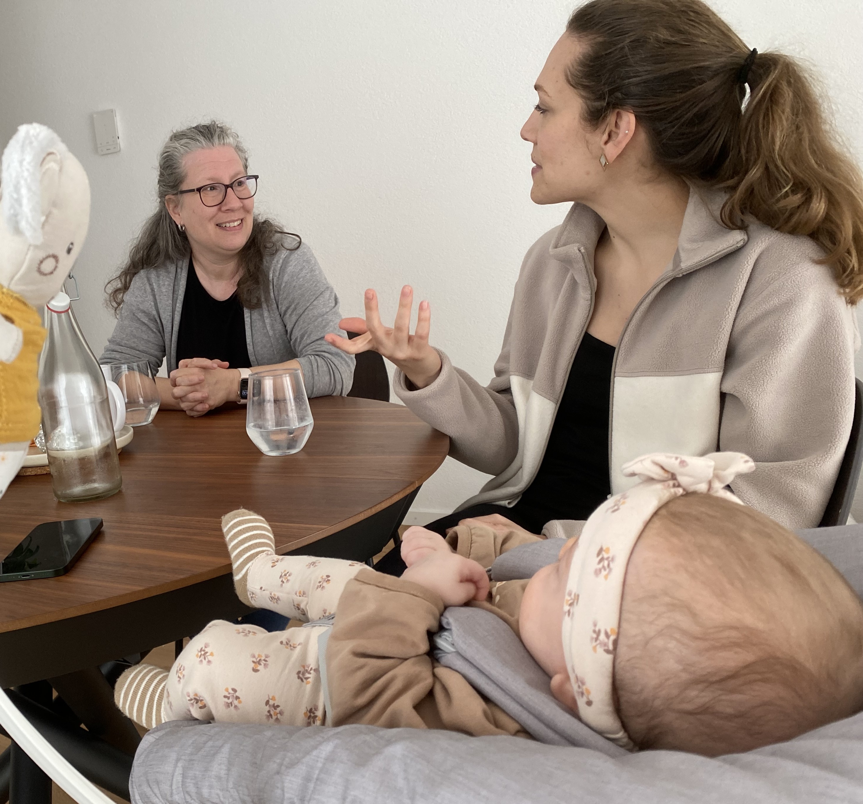 photo de Flara et Olivia avec Annabelle Franche en arrière plan